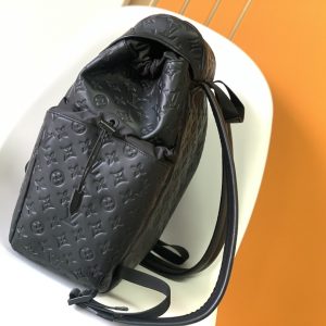 Alternative view of p800 Top-tier authentic replica M43680 full-leather embossed backpack DISCOVERY Backpack This Discovery backpack is crafted from soft Monogram Shadow calf leather with exquisite embossing. The full-leather embossed side features dual pockets, creating a dynamic men's backpack style.From the Fall 2018 Pre-Season Collection, this Discovery backpack features an external pocket for easy access and a secure hook-and-eye drawstring closure. It comes with comfortable leather shoulder straps and a top handle for versatile carrying. Dimensions: 35.0 x 54.5 x 19.0 cm